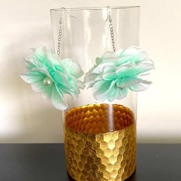 Urban Outfitters Flowers Dangle Earrings - Picture 1 of 9